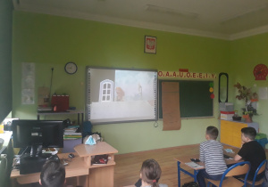 Zdjęcie przedstawia uczniów klas trzecich podczas oglądania przedstawienia teatralnego "Niebajka o Powstaniu Warszawskim".